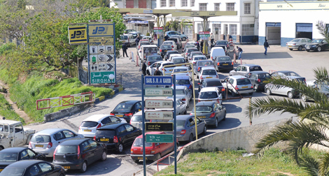 Les Rumeurs Cr Ent De Longues Files Dattente Devant Les Stations