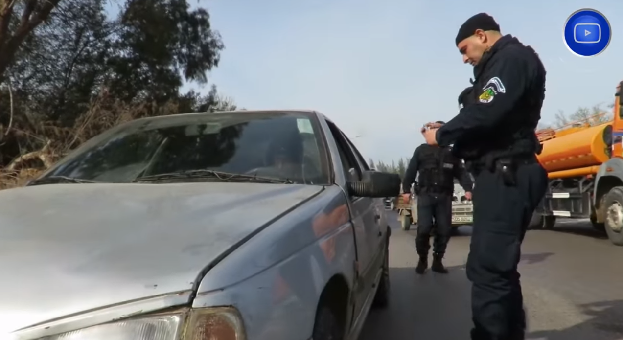 شاهــد ماذا وجد أفراد الشرطة في سيارة بعد توقيف صاحبها في حاجز أمني بالشلف